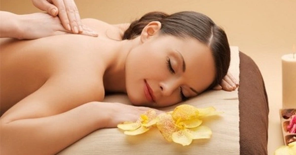 Người đang thư giãn chuẩn bị ngủ